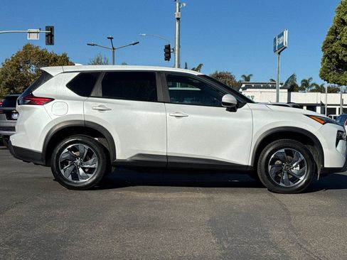 Used 2024 Nissan Rogue SV FWD image 4