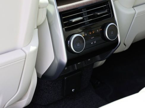 Used 2025 Land Rover Range Rover SE AWD/4WD image 12