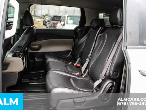 Used 2025 Kia Carnival EX image 18