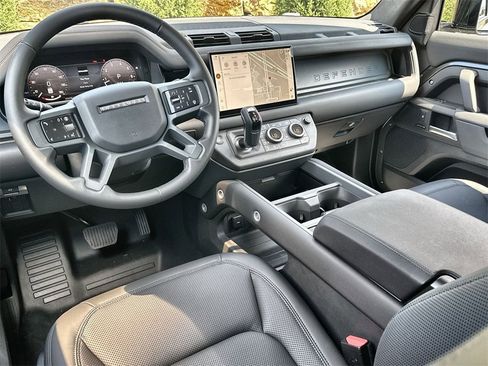 Used 2025 Land Rover Defender 110 S image 13