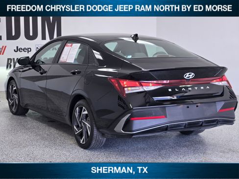 Used 2025 Hyundai Elantra Sport FWD image 4