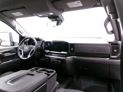 Used 2024 Chevrolet Silverado 2500 LT AWD/4WD image 3