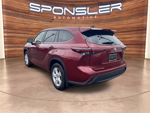 Used 2024 Toyota Highlander LE image 3