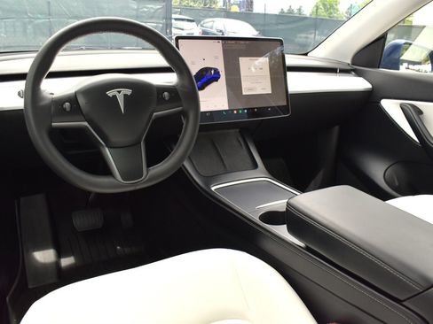 Used 2021 Tesla Model Y Long Range AWD/4WD image 3