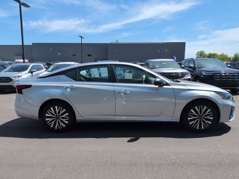 Used 2024 Nissan Altima 2.5 SV FWD image 12