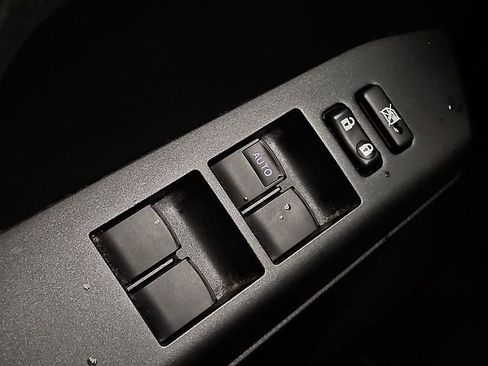 Used 2018 Toyota RAV4 LE FWD image 25