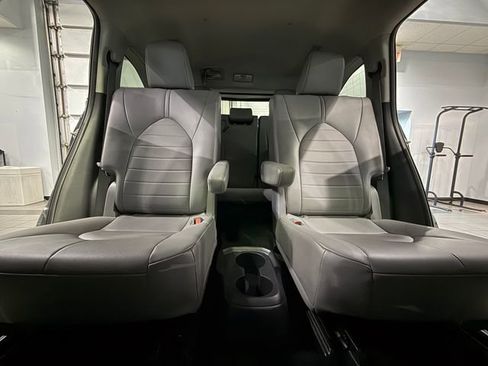 Used 2023 Toyota Highlander L image 26