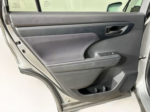 Used 2024 Toyota Highlander LE image 26