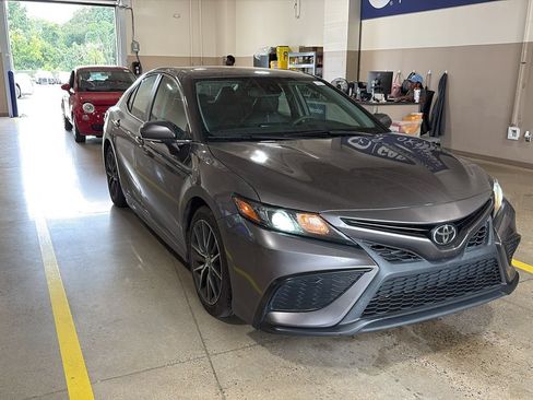 Used 2021 Toyota Camry SE w/ Convenience Package FWD image 2