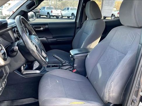 Used 2018 Toyota Tacoma TRD Sport image 26