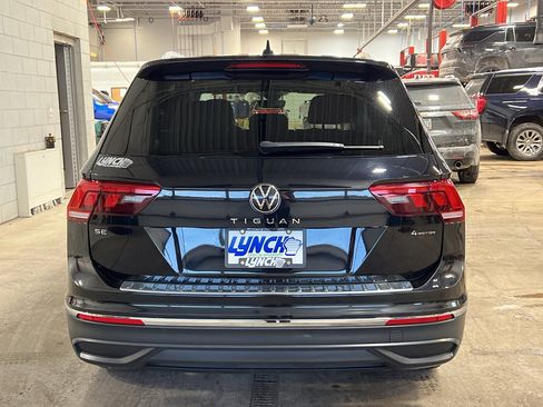 Used 2022 Volkswagen Tiguan SE image 3