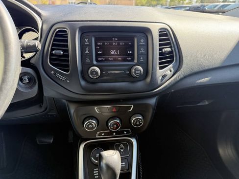 Used 2018 Jeep Compass Latitude w/ Cold Weather Group AWD/4WD image 8