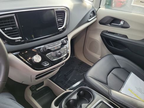 Certified 2024 Chrysler Pacifica Touring-L image 12
