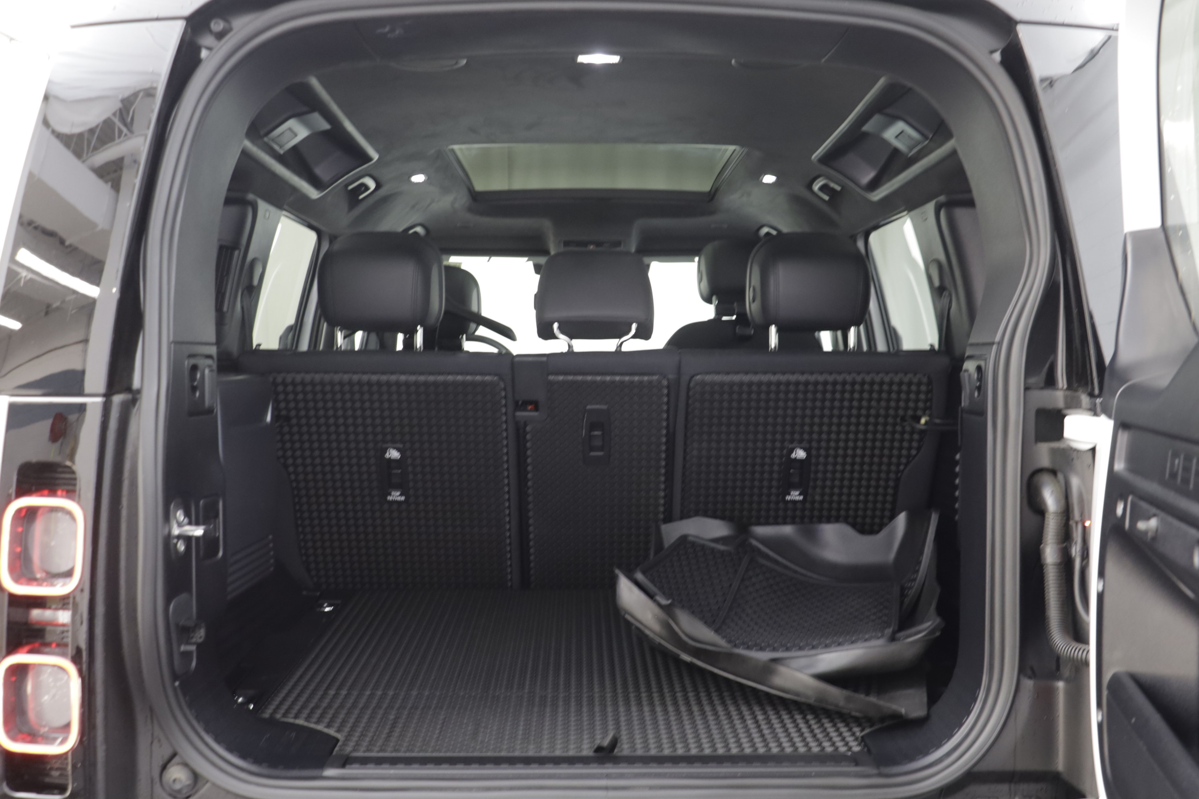 Certified 2025 Land Rover Defender 110 V8 AWD/4WD image 19