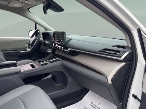 Used 2024 Toyota Sienna XLE image 32