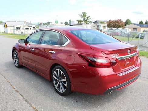 Used 2017 Nissan Altima 2.5 SR FWD image 5