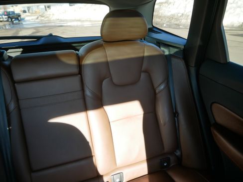 Used 2019 Volvo XC60 T5 Momentum w/ Multimedia Package image 14