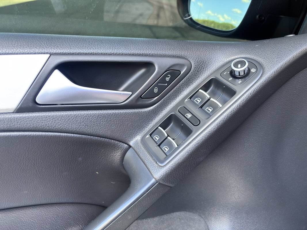 Used 2012 Volkswagen Golf 4-Door FWD image 28