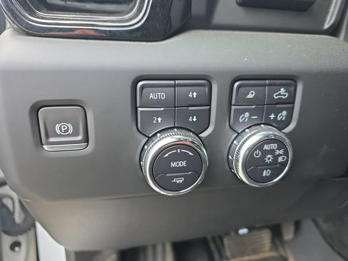 Used 2023 GMC Sierra 1500 AT4 w/ Technology Package AWD/4WD image 15