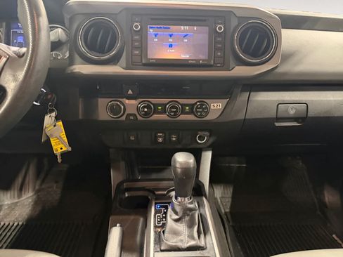 Used 2018 Toyota Tacoma SR5 AWD/4WD image 12