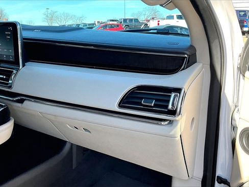Used 2019 Lincoln Navigator Select image 13