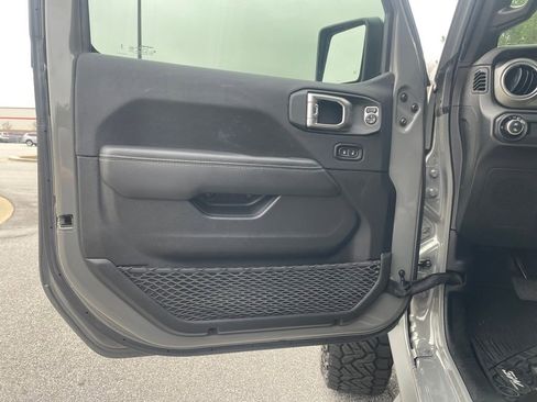 Used 2023 Jeep Gladiator Overland w/ Cold Weather Group image 10