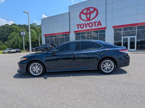 Used 2020 Toyota Camry XLE FWD image 2