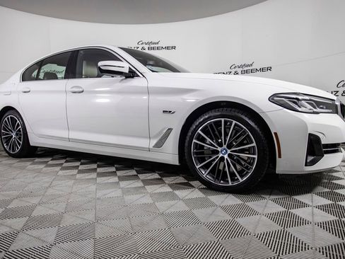 Used 2023 BMW 530e w/ Premium Package image 3