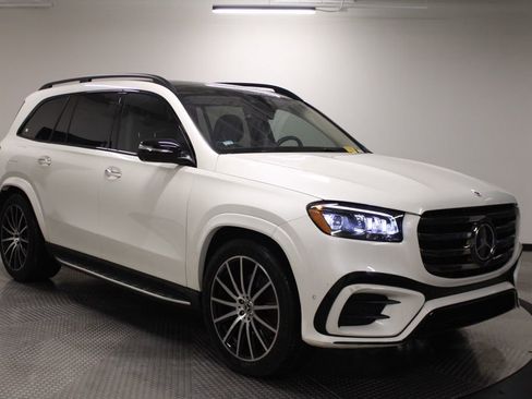 Used 2024 Mercedes-Benz GLS 450 4MATIC image 9