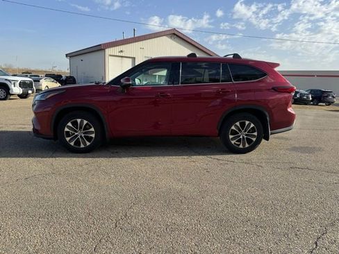 Used 2021 Toyota Highlander XLE image 17