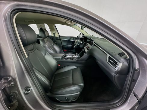 Used 2025 Genesis G70 2.5T RWD image 32