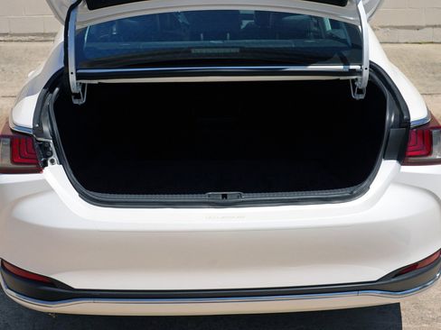 Used 2021 Lexus ES 300h w/ Accessory Package 2 image 9