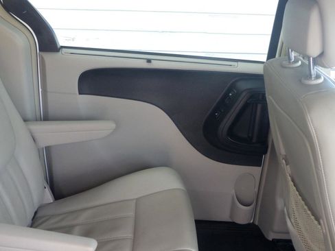 Used 2012 Chrysler Town & Country Touring-L w/ Driver Convenience Group FWD image 17