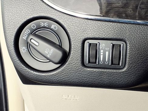 Used 2014 Chrysler Town & Country Touring image 19