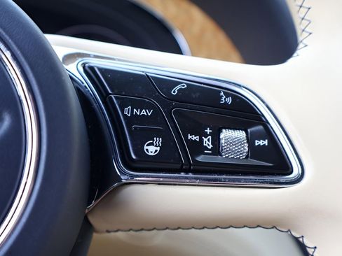 Used 2021 Bentley Bentayga image 25