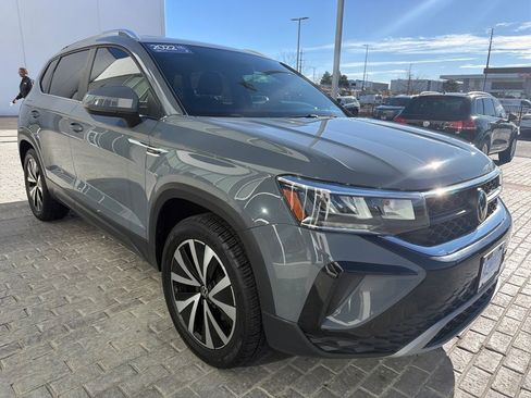 Certified 2022 Volkswagen Taos SE w/ Panoramic Sunroof Package image 9