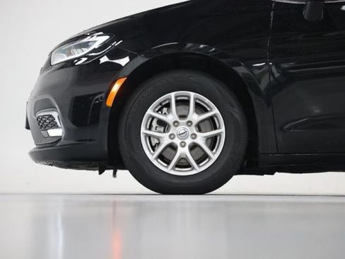 Used 2024 Chrysler Pacifica Touring-L FWD image 11