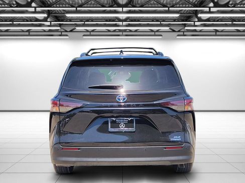 Used 2023 Toyota Sienna XLE FWD image 8
