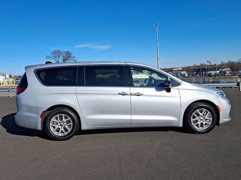 Certified 2024 Chrysler Pacifica Touring-L image 7