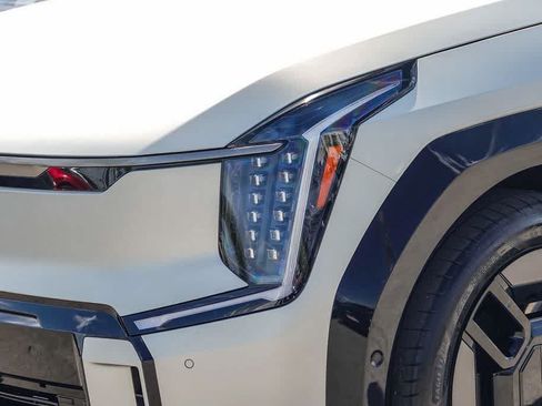 Certified 2024 Kia EV9 GT-Line AWD/4WD image 8