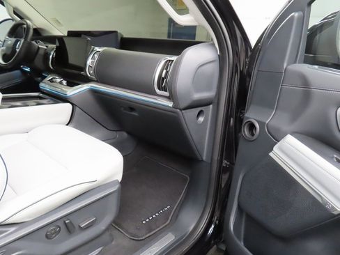 Used 2025 Ford Expedition Platinum w/ Platinum Ultimate Package image 37