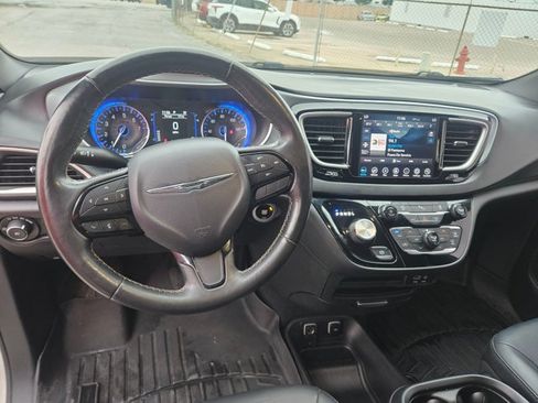 Used 2020 Chrysler Pacifica Touring-L w/ S Appearance Package FWD image 16