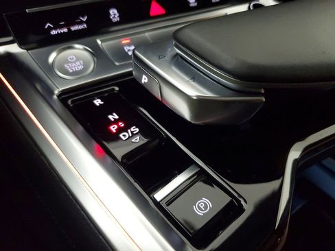 Used 2019 Audi e-tron Prestige w/ Prestige Package image 30