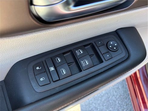 Used 2023 Chrysler Voyager LX image 22