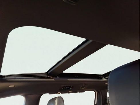 Used 2025 Chrysler Pacifica Limited image 21