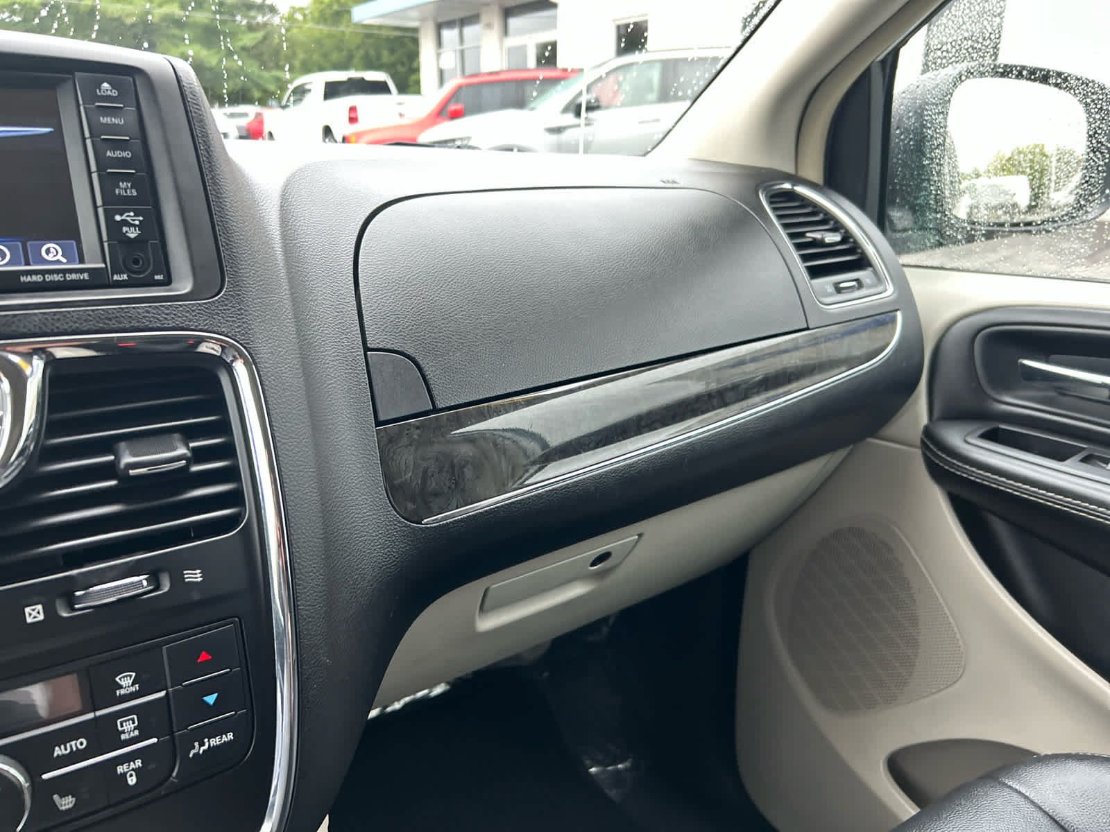 Used 2015 Chrysler Town & Country Touring w/ Driver Convenience Group FWD image 19