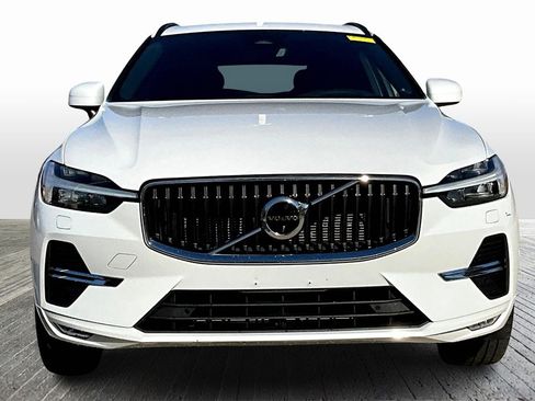 Used 2022 Volvo XC60 B5 Momentum w/ Advanced Package image 2