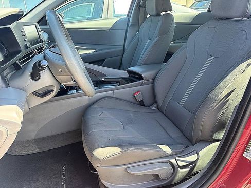 Certified 2025 Hyundai Elantra SE image 11
