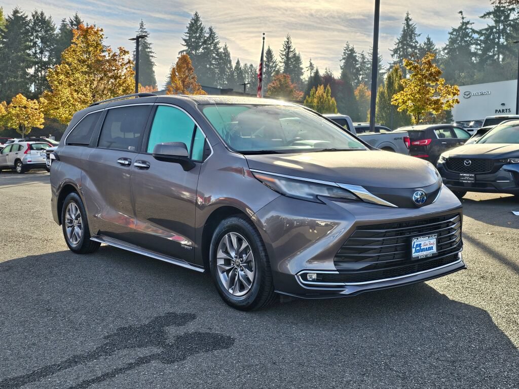 Used 2021 Toyota Sienna XLE FWD image 3