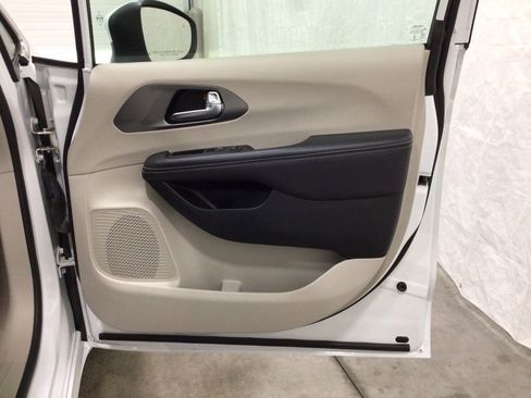 Used 2023 Chrysler Pacifica Touring-L FWD image 37